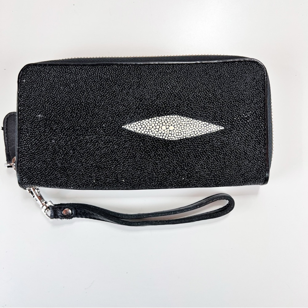 Stingray Authentic Leather Women's Wallet Black Single Zip Textured Wristlet
